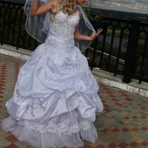 Продаётся свадебное платье из последней коллекции 2010 года 
